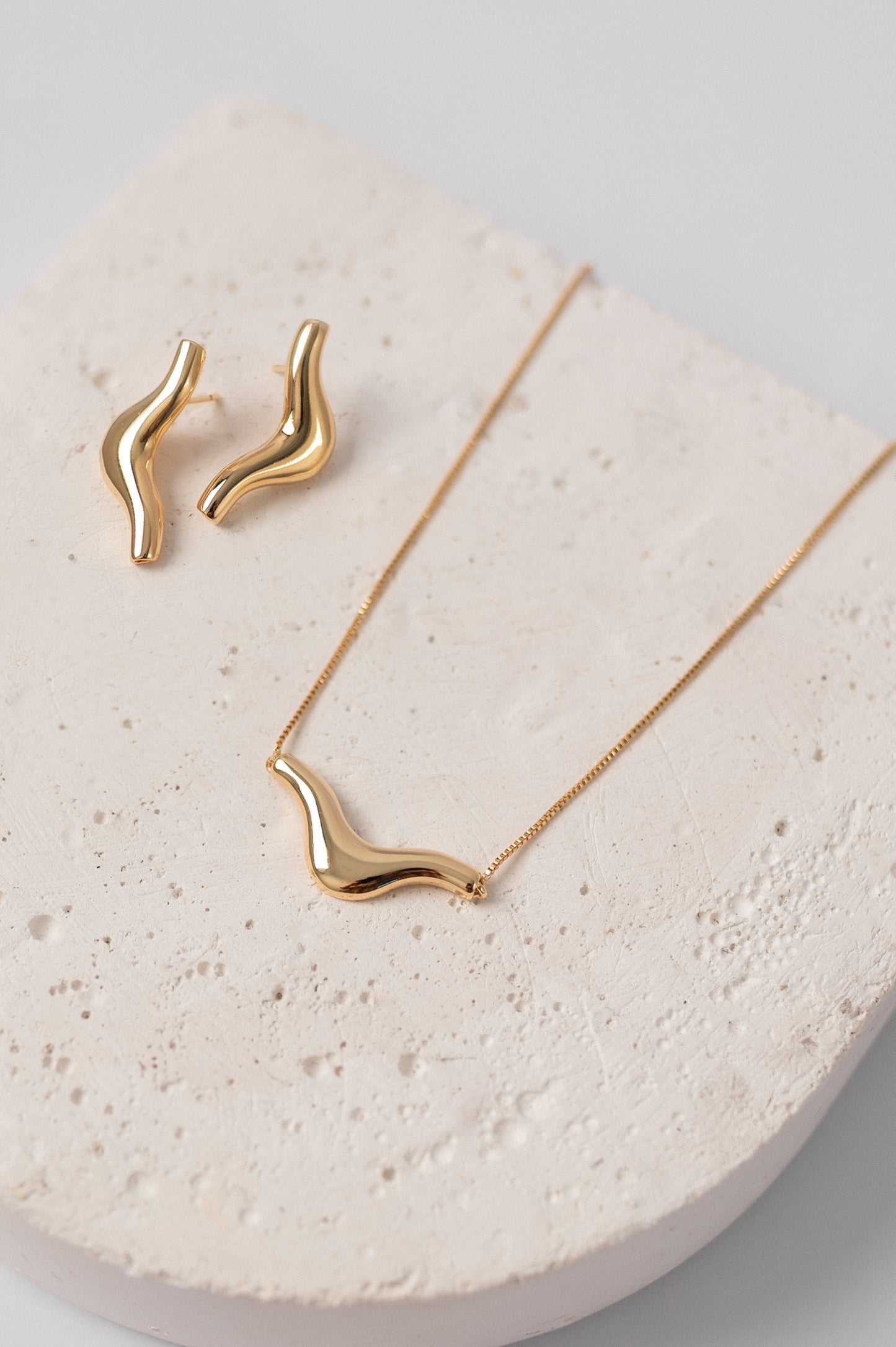 Minimalist Isa Necklace